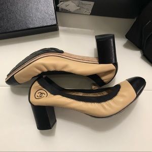 Classic Chanel Beige and Black Pumps Escarpins